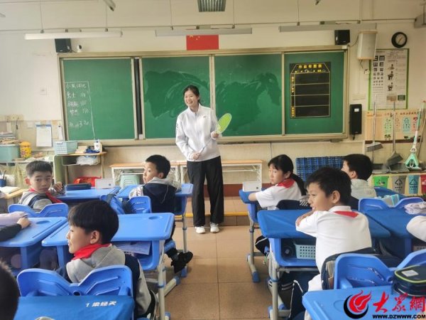 易投投 这场校园指导课燃爆了——国家健将陈玺如“羽毛球公益行”走进青岛市实验小学